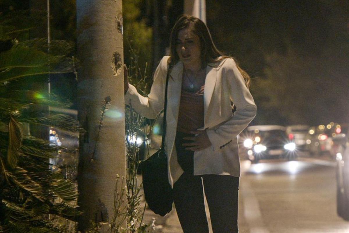 Παγιδευμένοι: Της αφήνει λίγα λουλούδια και μονολογεί «Δεν θα σε ξεχάσω ποτέ»