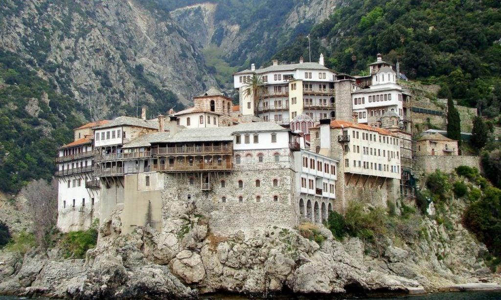 Άγιο Όρος : Ελεύθερος ο μοναχός που βιαιοπράγησε – Αναβλήθηκε η δίκη του