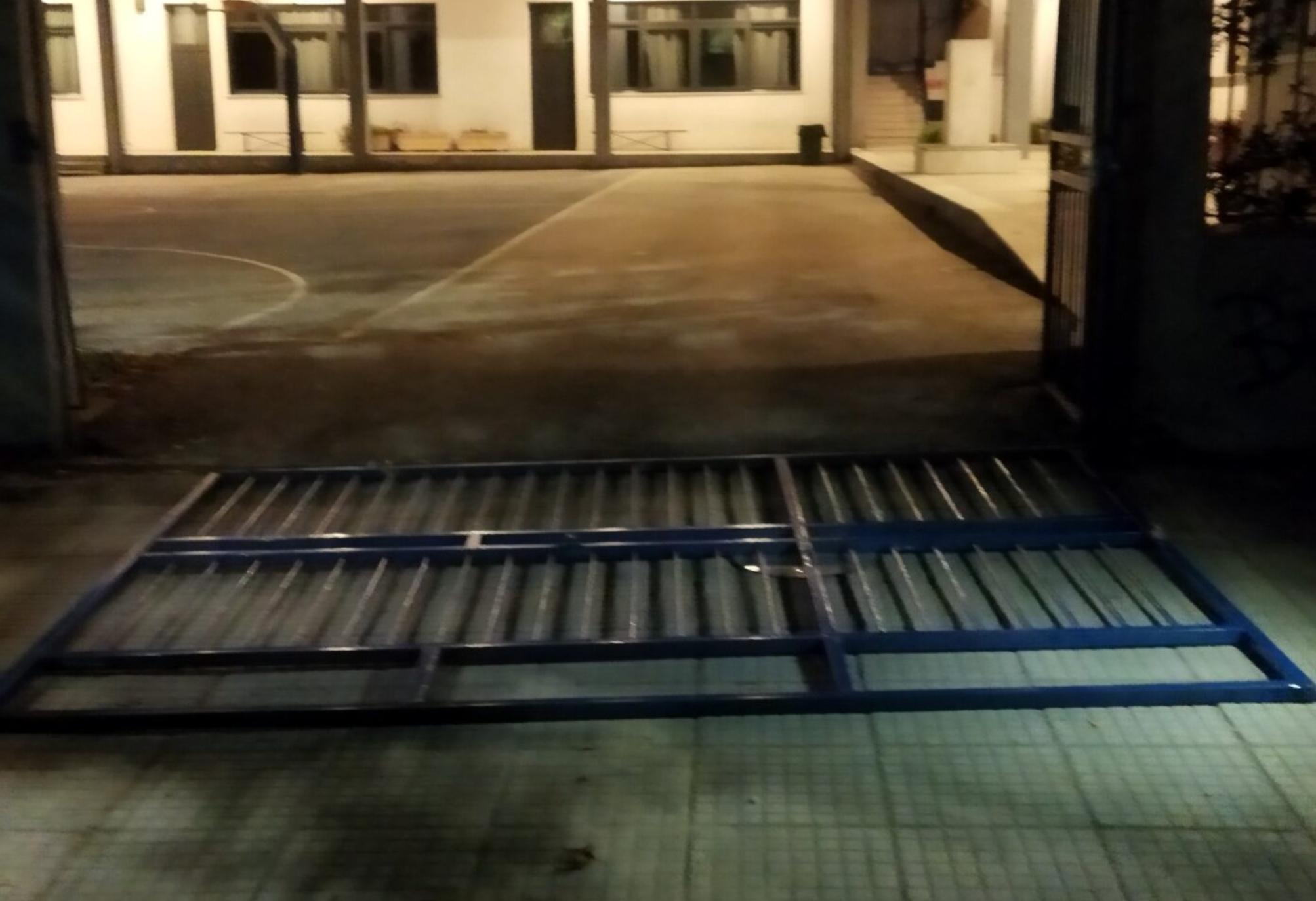 Κατέρρευσε η καγκελόπορτα σε σχολείο – Εκπαιδευτικός μεταφέρθηκε στο νοσοκομείο