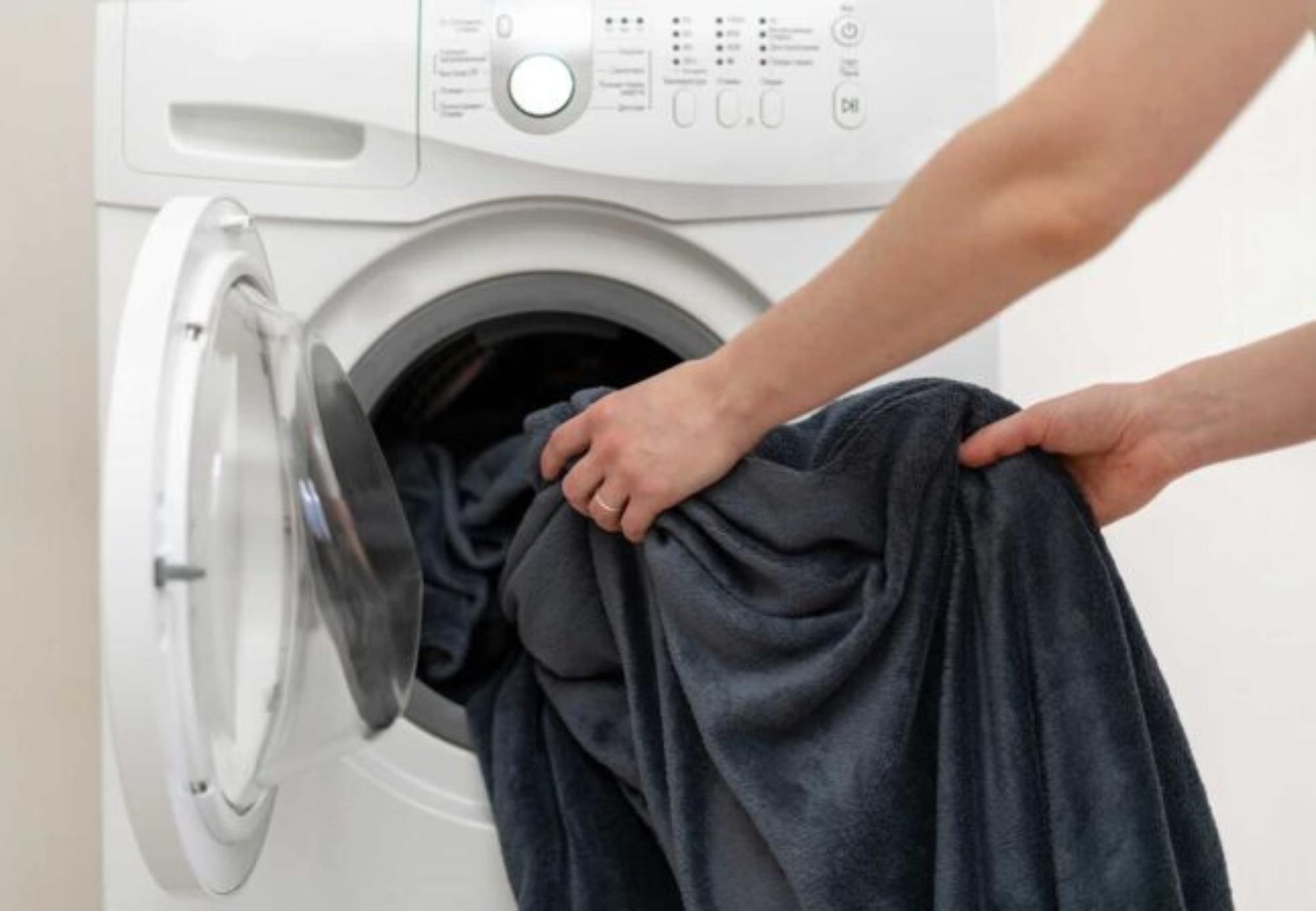 Φθινόπωρο – Χειμώνας 2023: Κιτρινίλες ιδρώτας και άσχημες μυρωδιές στην ηλεκτρική κουβέρτα – Δείτε πως να την πλύνετε βήμα βήμα