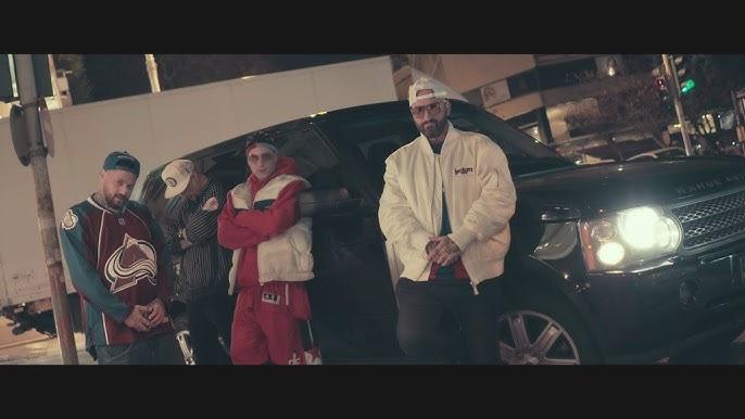 Τα σκαλιά της εκκλησίας ανεβαίνει ο πασίγνωστος Έλληνας ράπερ