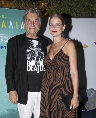 Δανάη Μιχαλάκη: Η Υπατία από την Παραλία ποζάρει με φουσκωμένη την κοιλίτσα στα γυρίσματα της σειράς