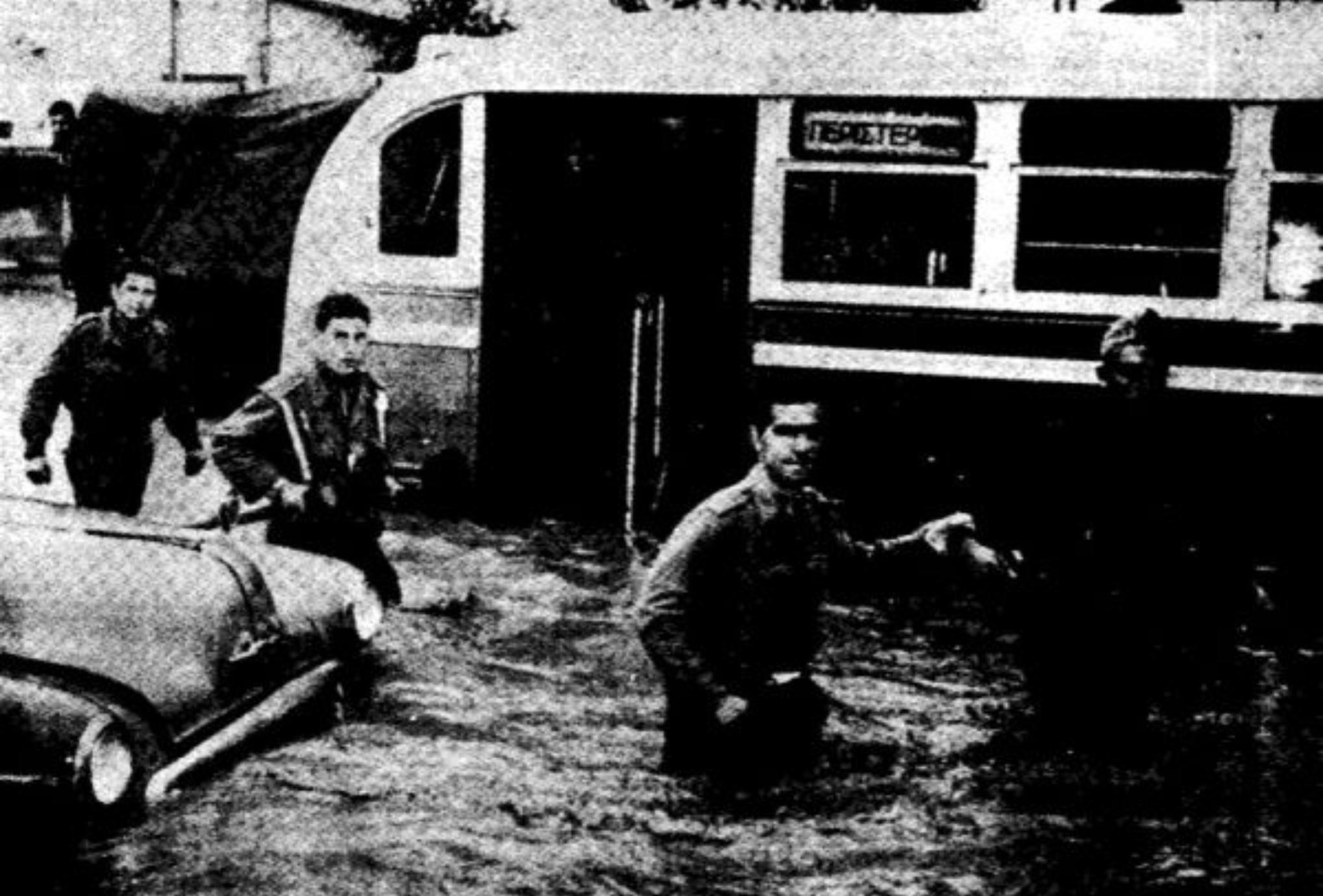 Η φονική θεομηνία που έπνιξε 43 ψυχές στην Αθήνα και άφησε χιλιάδες άστεγους – Έπεφτε χαλάζι σαν μπάλα του γκολφ για 10 συνεχόμενες ώρες