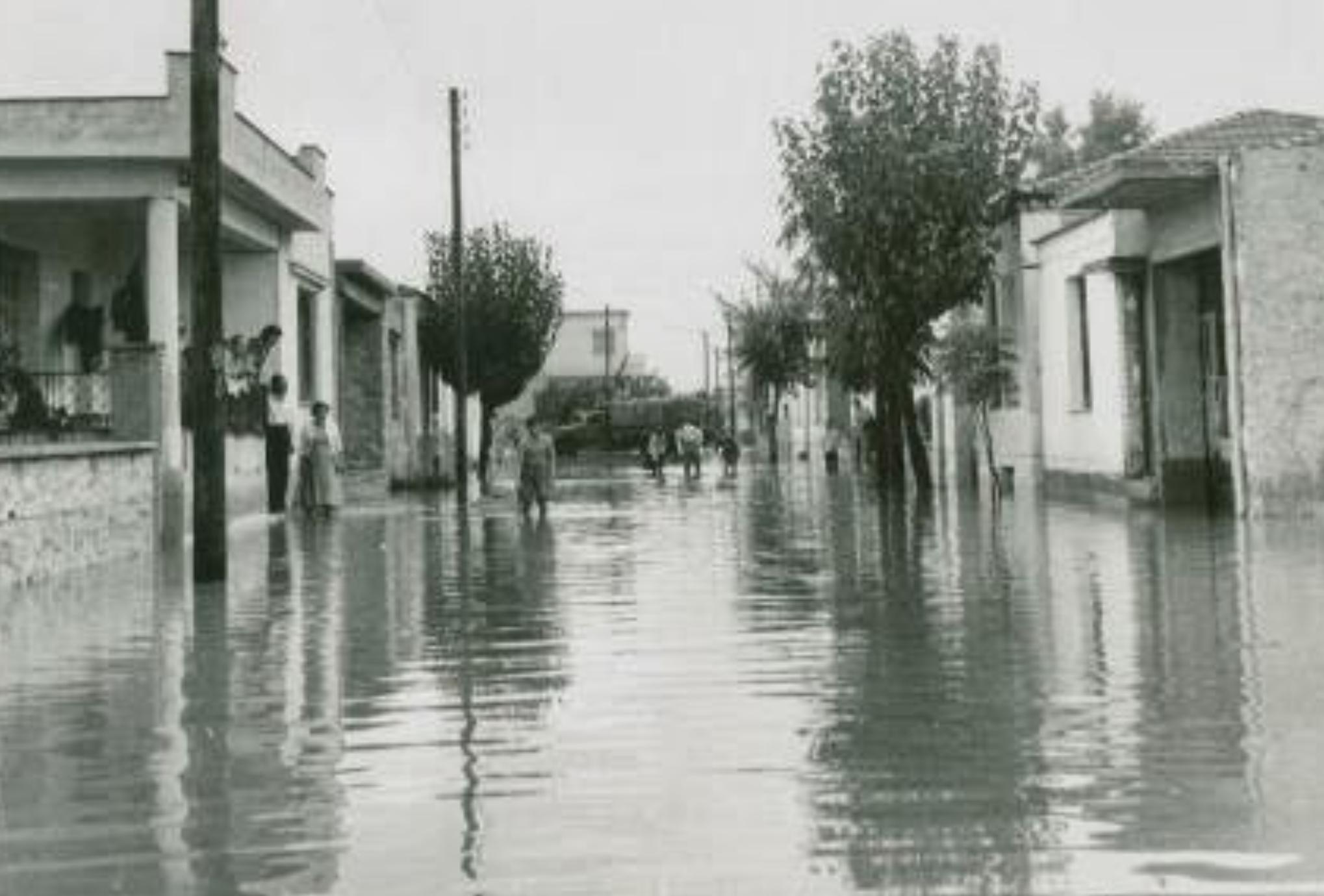 Η φονική θεομηνία που έπνιξε 43 ψυχές στην Αθήνα και άφησε χιλιάδες άστεγους – Έπεφτε χαλάζι σαν μπάλα του γκολφ για 10 συνεχόμενες ώρες