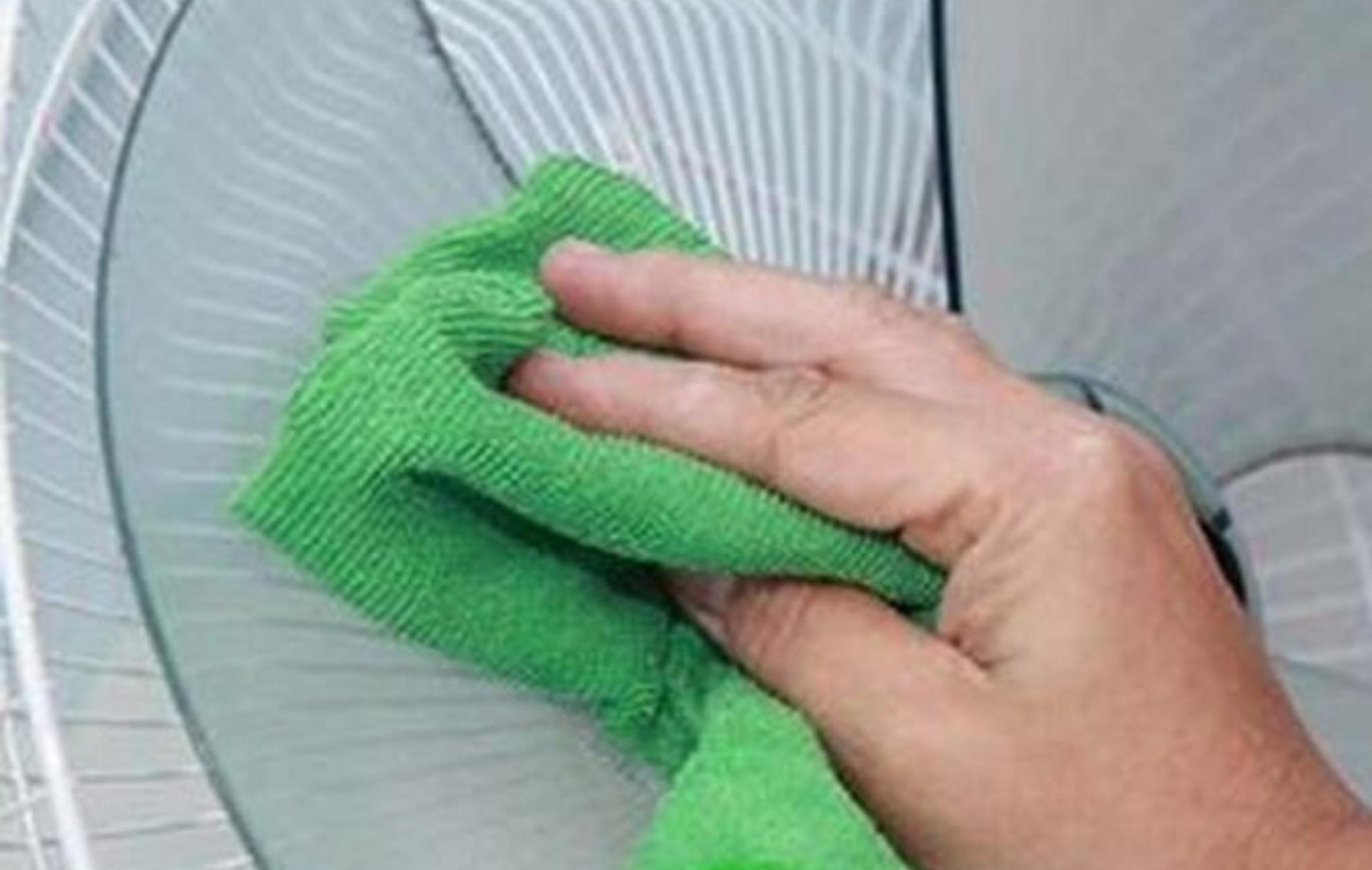 Σκόνη χνούδια και κιτρινίλες στον ανεμιστήρα: Δείτε πως να τον καθαρίσετε βήμα – βήμα πριν να τον αποθηκεύσετε