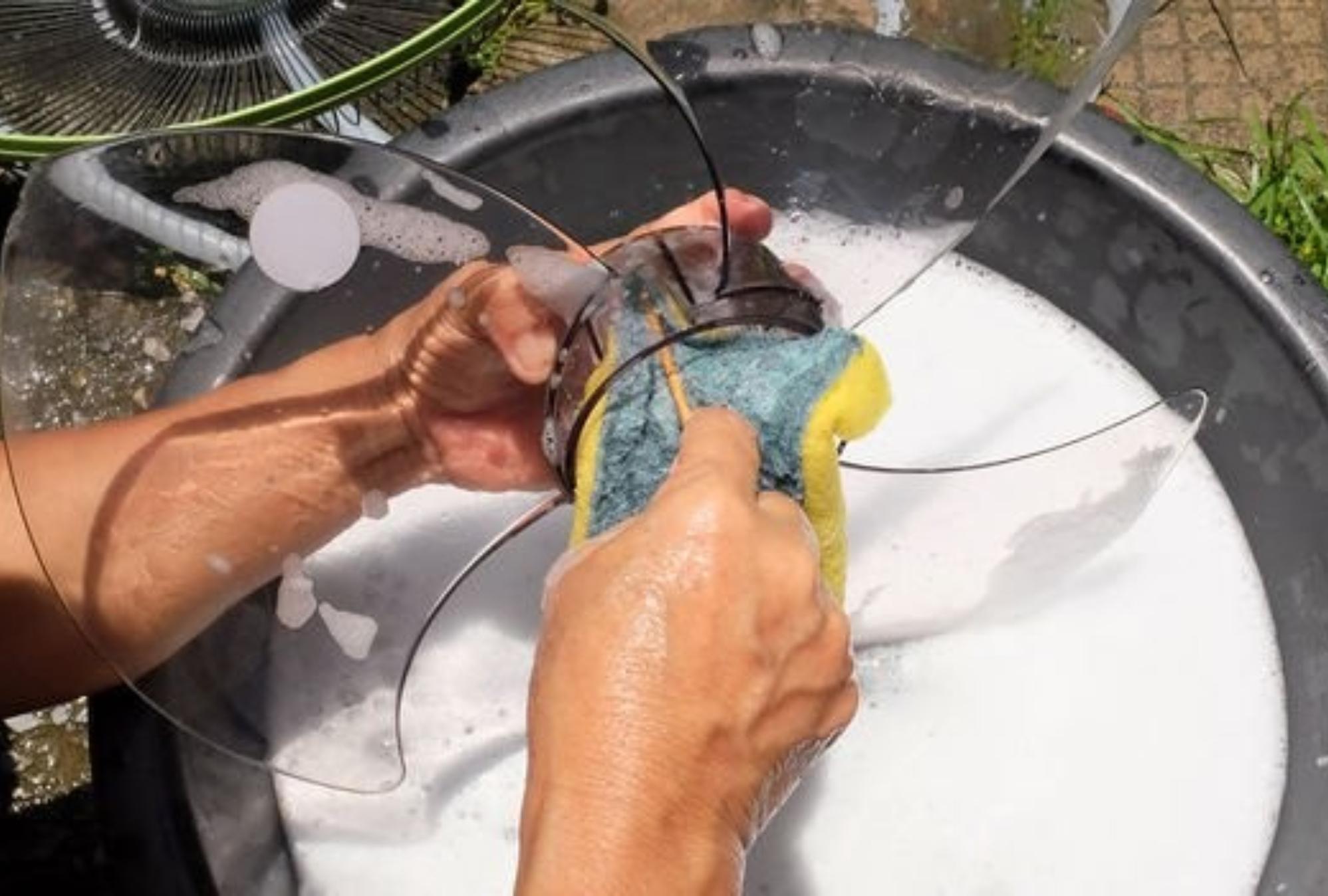 Σκόνη χνούδια και κιτρινίλες στον ανεμιστήρα: Δείτε πως να τον καθαρίσετε βήμα – βήμα πριν να τον αποθηκεύσετε