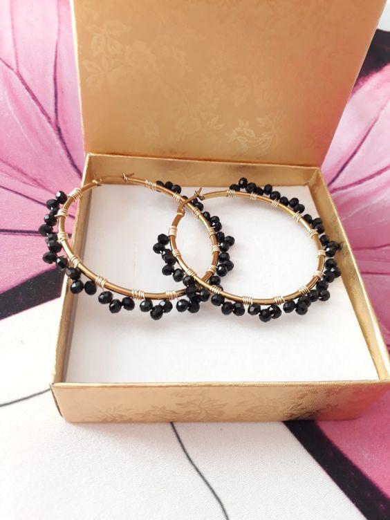 H Αθηνά από την Γη της Ελιάς φοράει τα σκουλαρίκια που όλες θα αγοράσουμε φέτος τον Χειμώνα