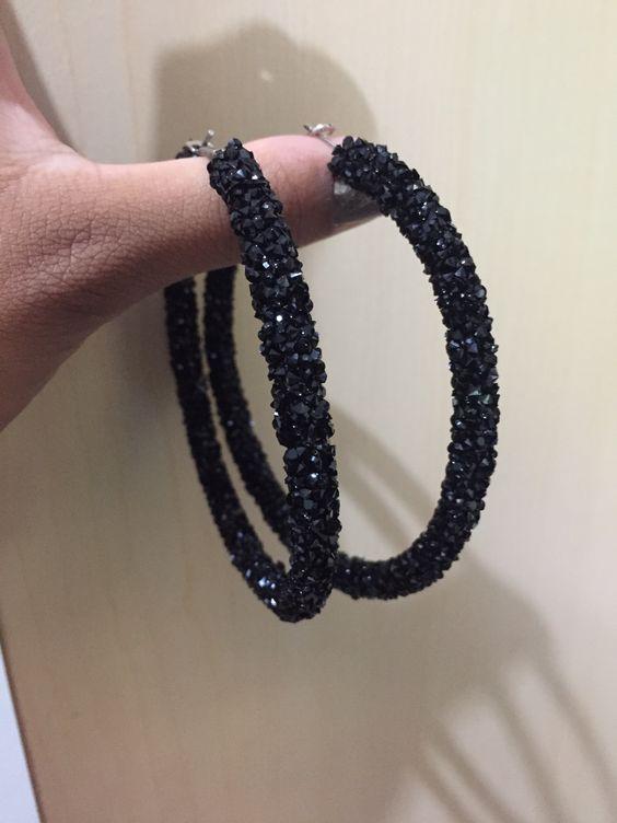 H Αθηνά από την Γη της Ελιάς φοράει τα σκουλαρίκια που όλες θα αγοράσουμε φέτος τον Χειμώνα