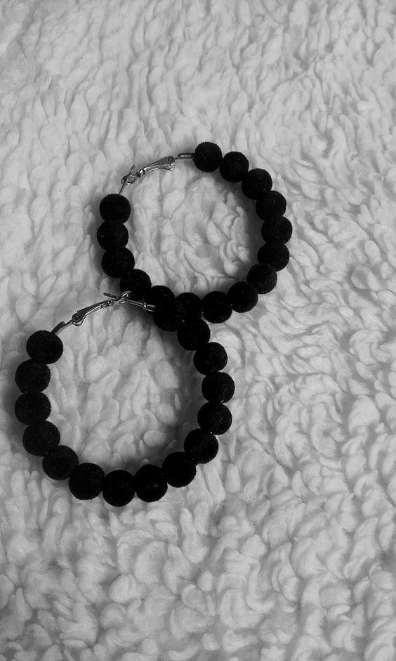 H Αθηνά από την Γη της Ελιάς φοράει τα σκουλαρίκια που όλες θα αγοράσουμε φέτος τον Χειμώνα