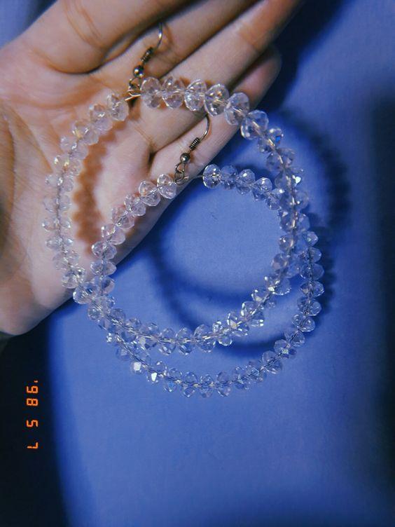 H Αθηνά από την Γη της Ελιάς φοράει τα σκουλαρίκια που όλες θα αγοράσουμε φέτος τον Χειμώνα