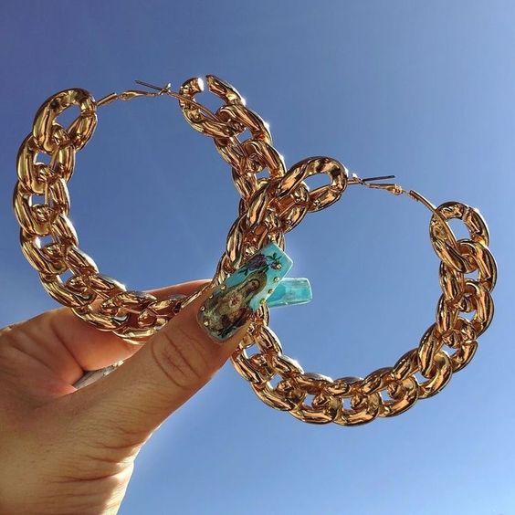 H Αθηνά από την Γη της Ελιάς φοράει τα σκουλαρίκια που όλες θα αγοράσουμε φέτος τον Χειμώνα