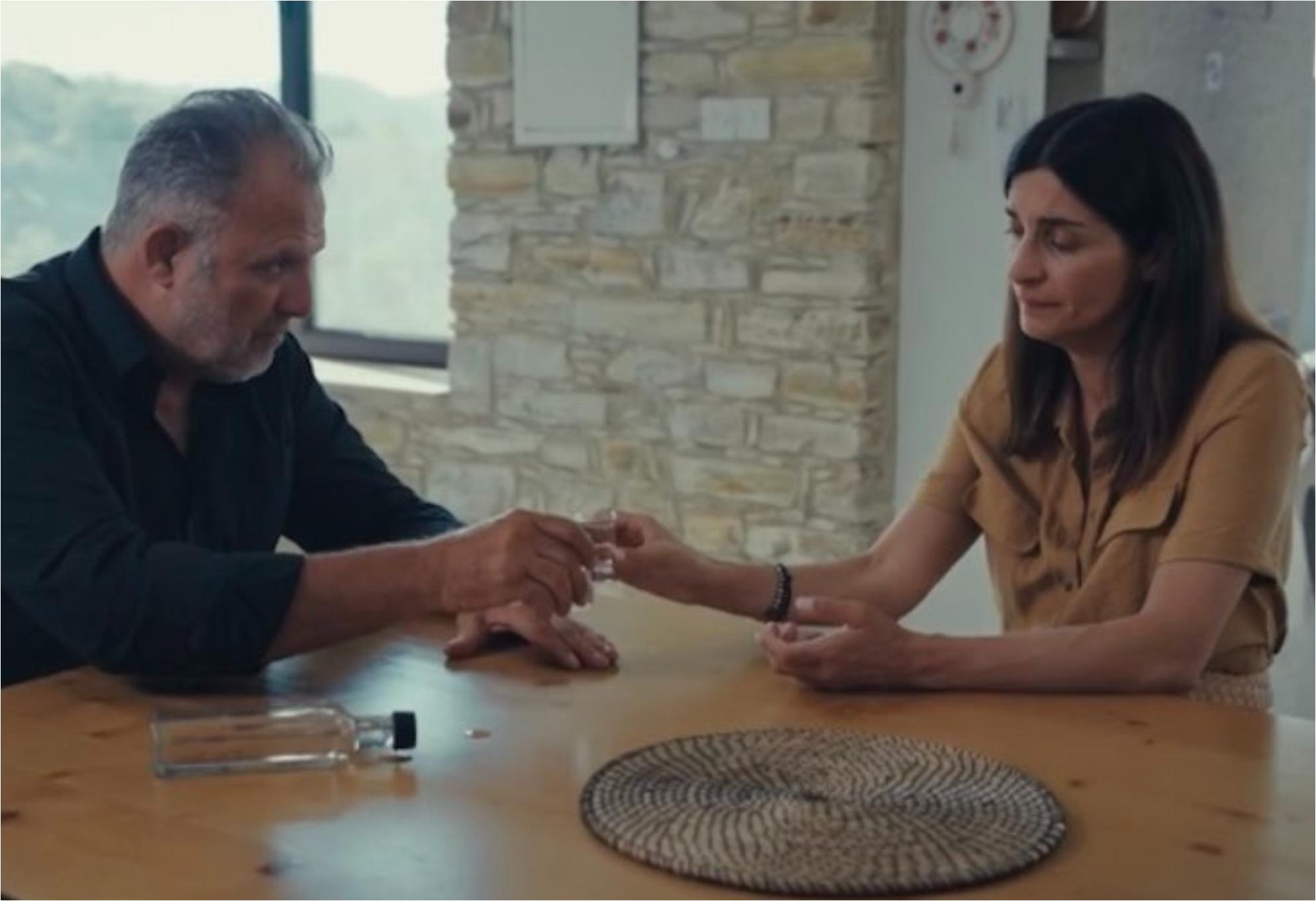 Η Γη της Ελιάς: Ιουλία και Στάθης συναντούν την Αριάδνη την ώρα της δουλειάς