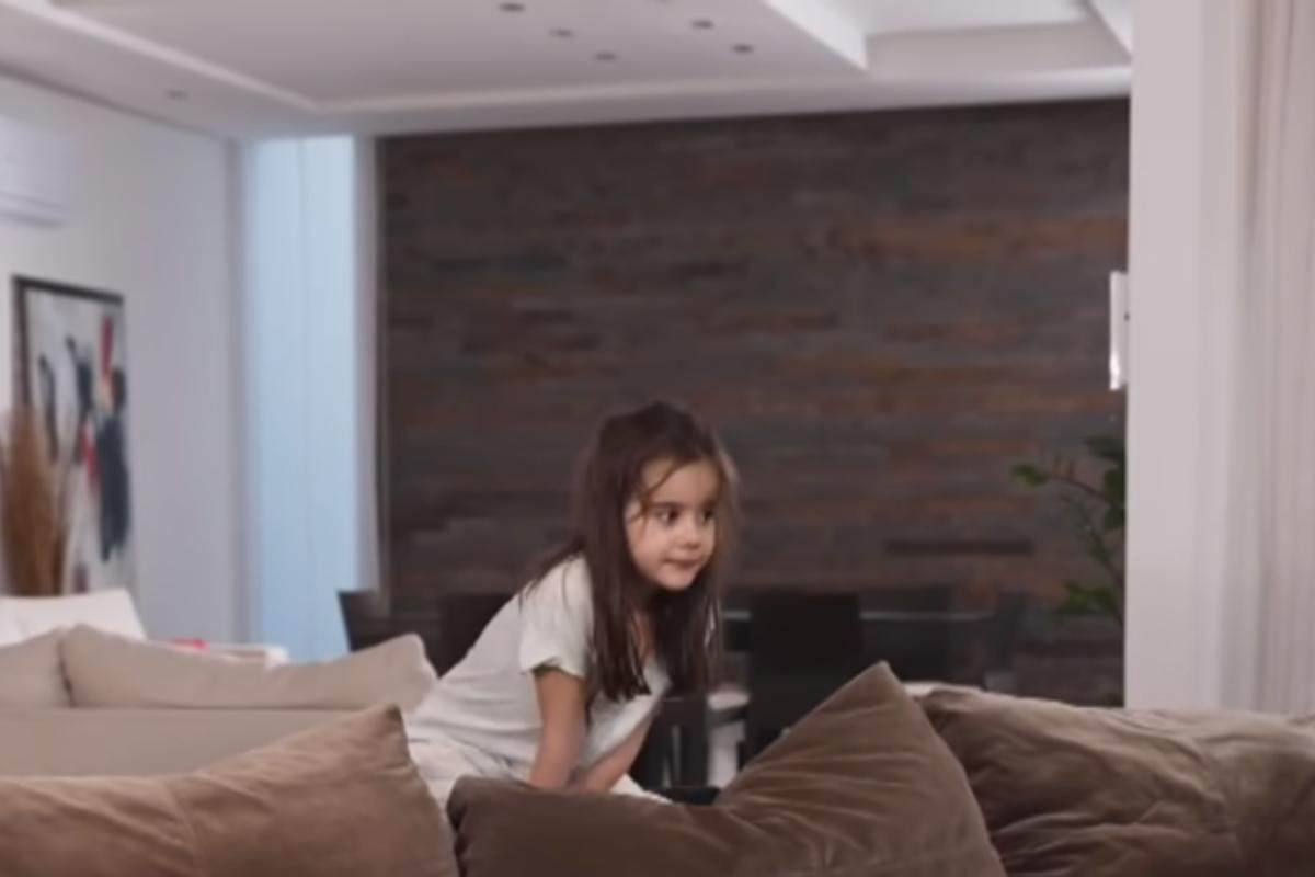 Η Γη της Ελιάς-μικρή Αγγελική-