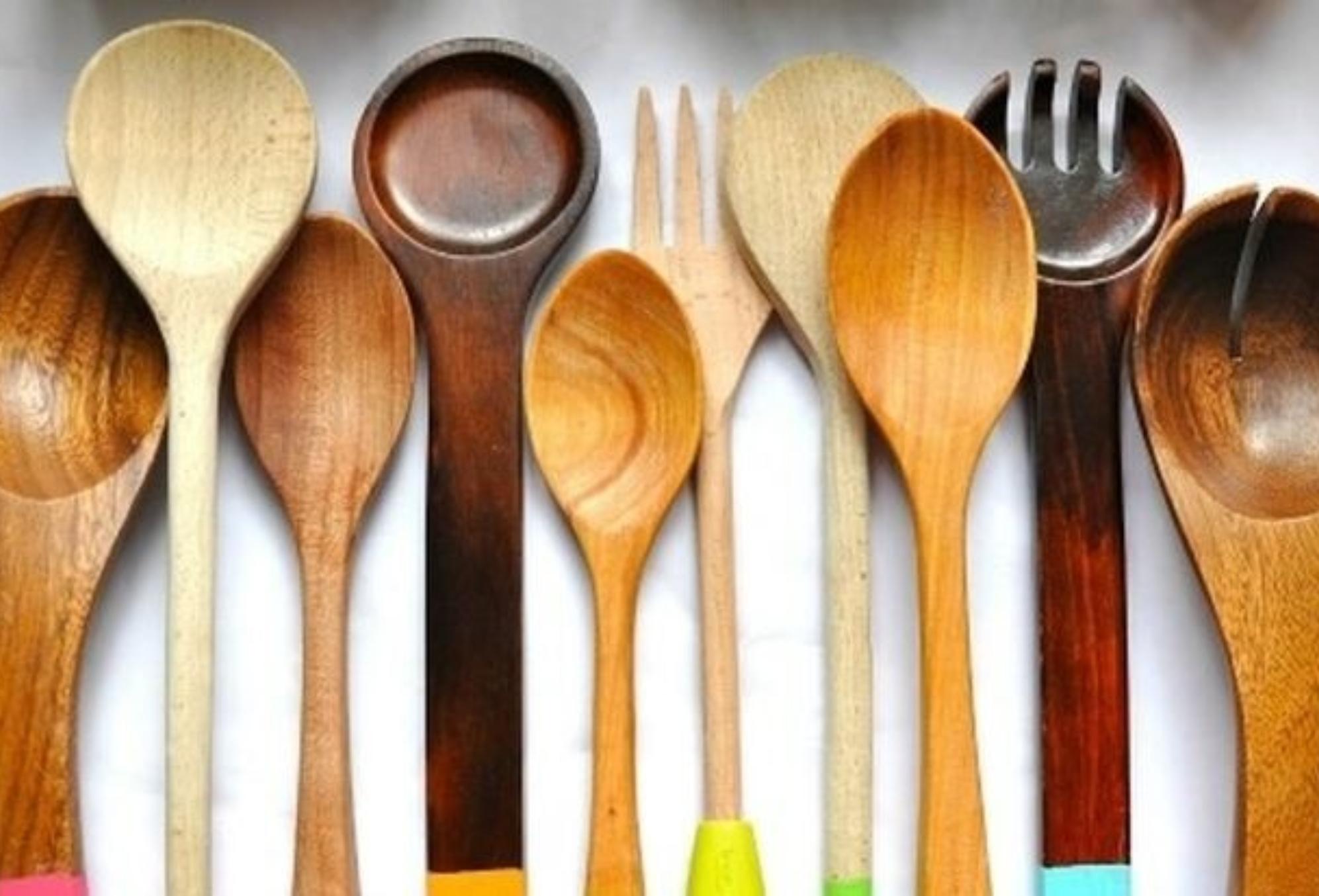 Λίπη λάδια και ξεραμένες σάλτσες: Κάντε τα ξύλινα μαγειρικά σκεύη της κουζίνας σαν καινούρια