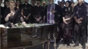 Σασμός: Ο Νικηφόρος ντυμένος στην κηδεία του με γαμπριάτικο κουστούμι
