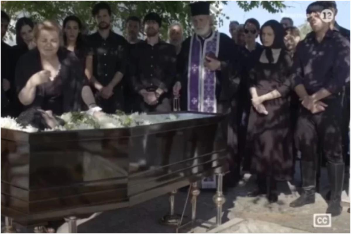 Σασμός: Ο Νικηφόρος ντυμένος στην κηδεία του με γαμπριάτικο κουστούμι