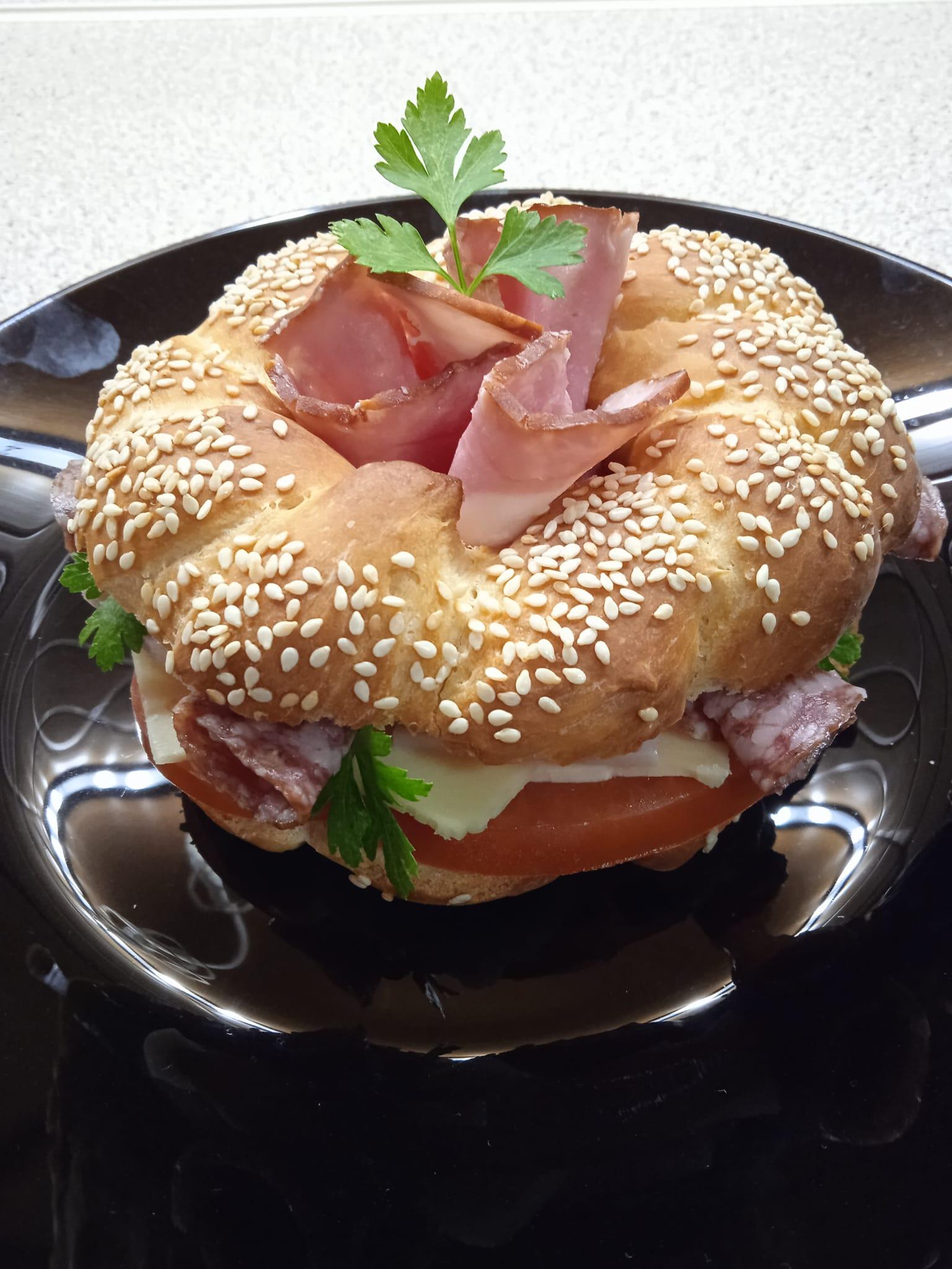 κουλούρια Θεσσαλονίκης-με-σαλάμι-αέρος-συνταγή-