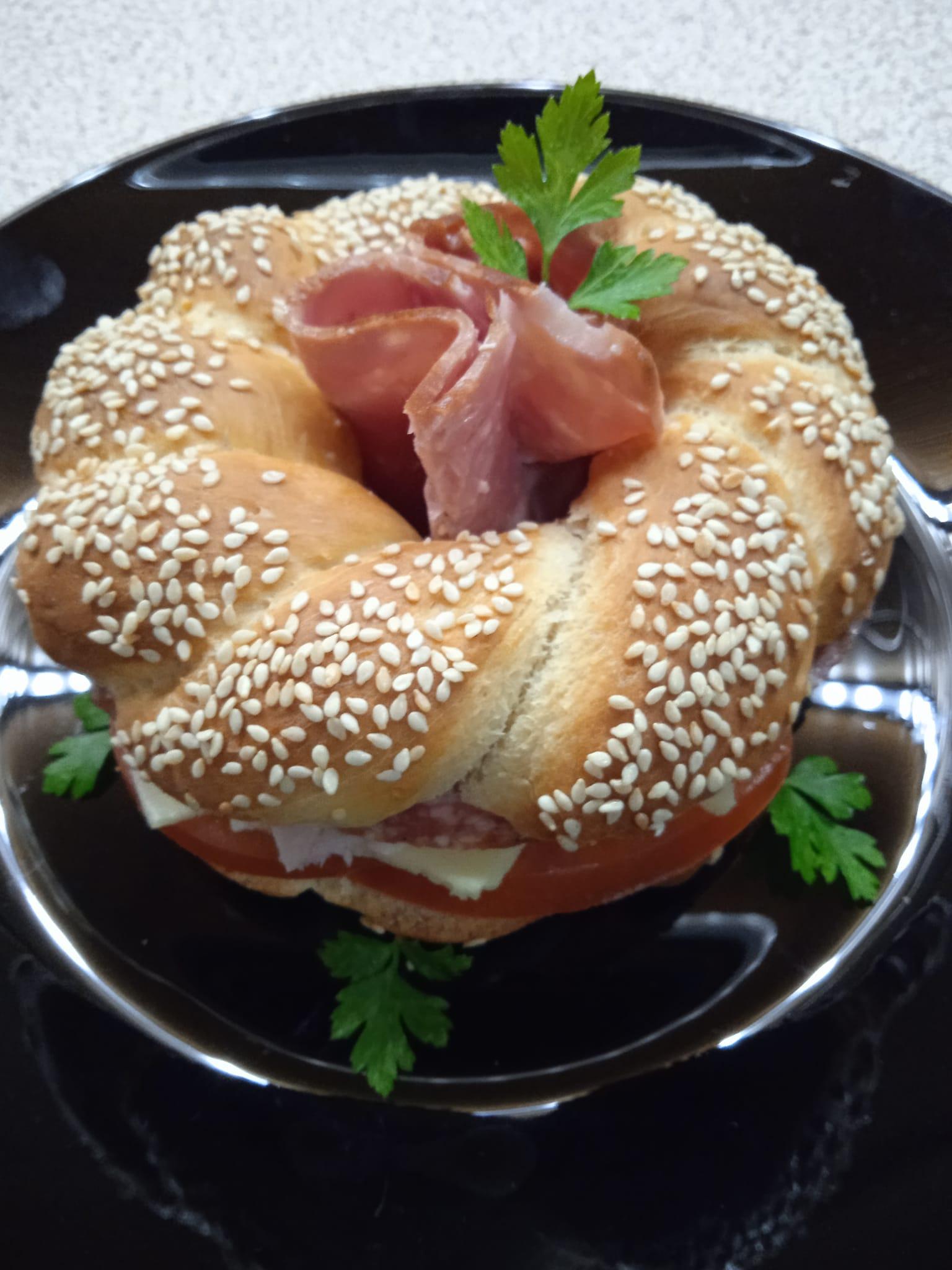 κουλούρια Θεσσαλονίκης-με-σαλάμι-αέρος-συνταγή-