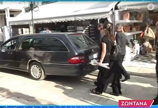 Γιώργος Αγγελόπουλος: Αποχαιρετά την πολυαγαπημένη μητέρα – Στο πλευρό του η Βαμβακούση