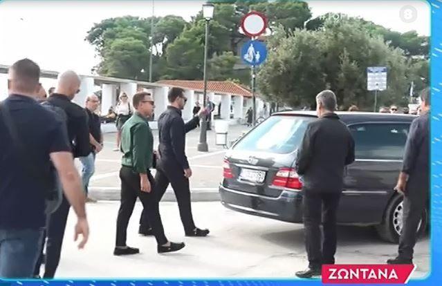 Γιώργος Αγγελόπουλος: Αποχαιρετά την πολυαγαπημένη μητέρα – Στο πλευρό του η Βαμβακούση