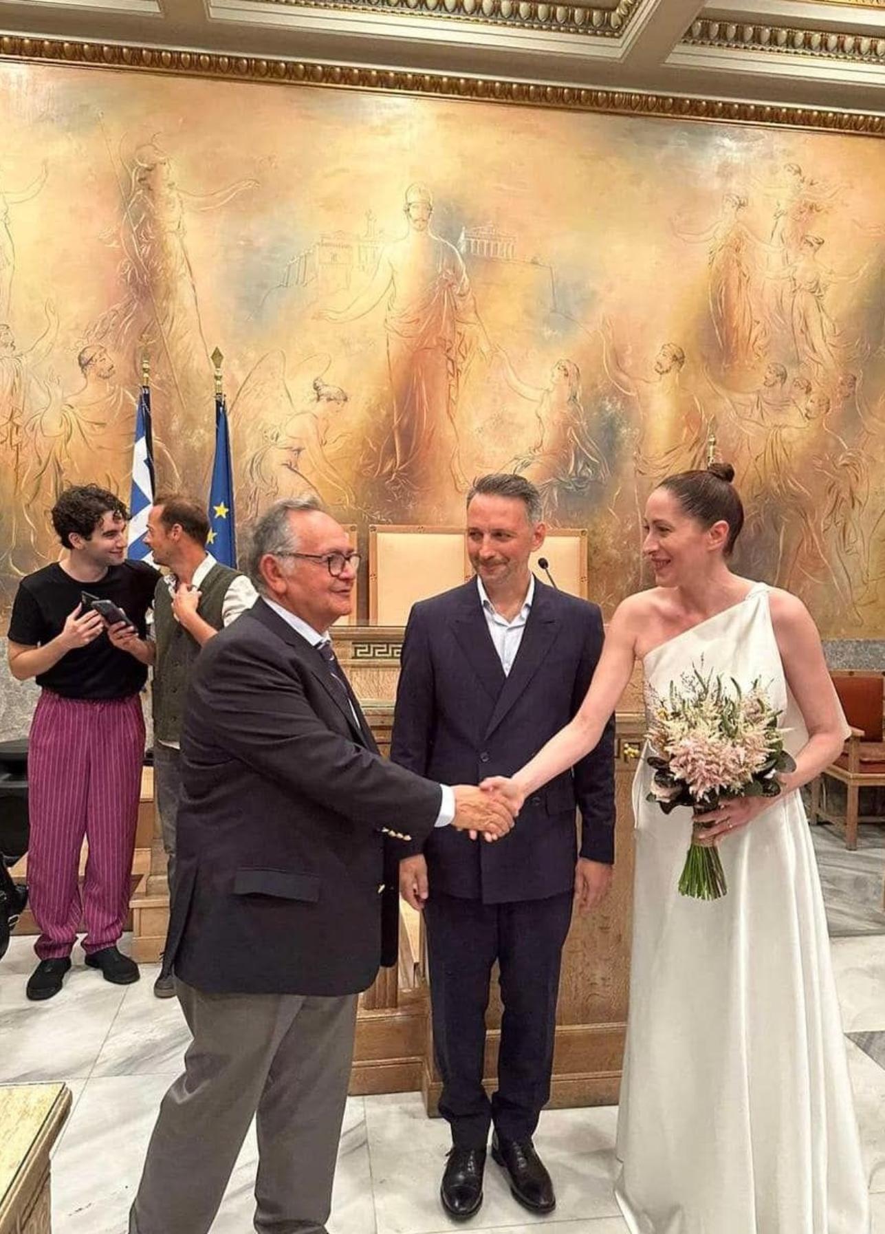 Κόρα Καρβούνη: Παντρεύτηκε τον εκλεκτό της καρδιάς της ( Φωτογραφίες)