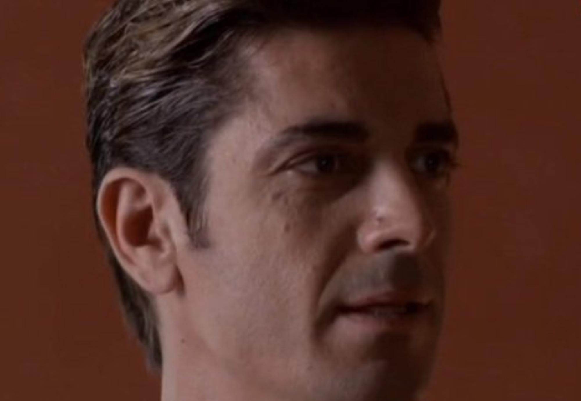 Ο Δημητρης Γκοτσοπουλος φοράει Μπλε Ραφ κουστούμι και βάζει φωτιά στον Παράδεισο των Κυρίων