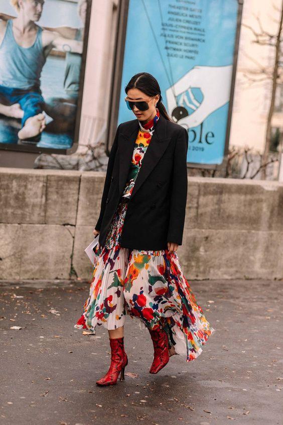 σετ-με-φούστα-και-μπλούζα-και-μαύρο σακάκι-ιδέες-