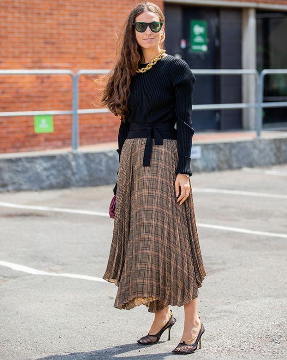 καρό-φούστα-με-μαύρο-πουλόβερ-ιδέες-
