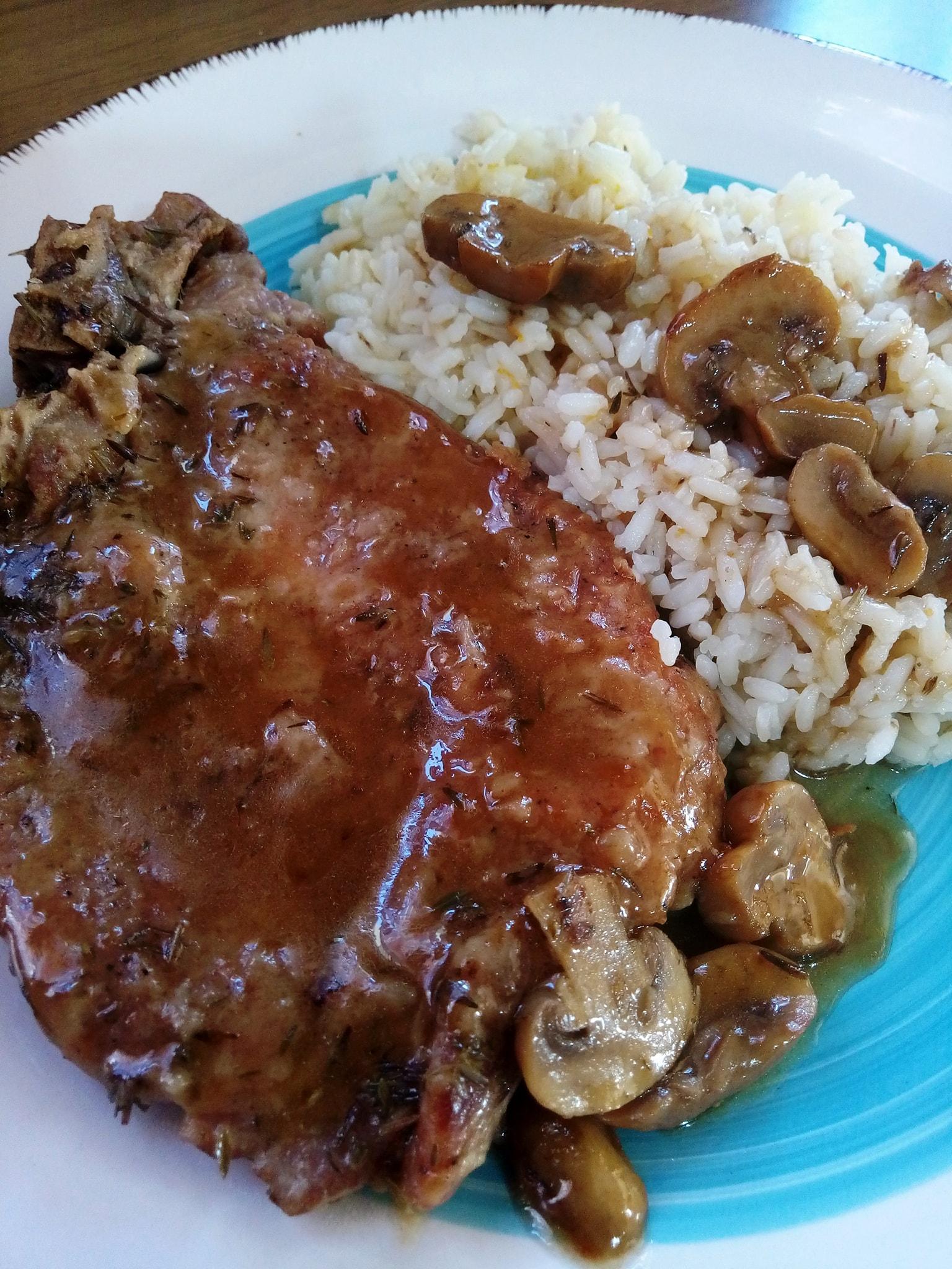 μπριζόλες-κρασάτες-με-μανιτάρια-και-ρύζι-συνταγή-