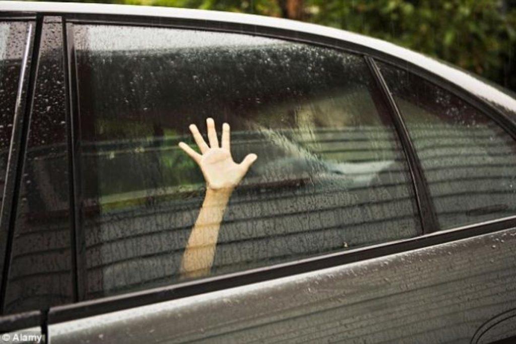 Εύβοια: Κλείδωσαν τετράχρονο παιδί σε αυτοκίνητο με κλειστά παράθυρα