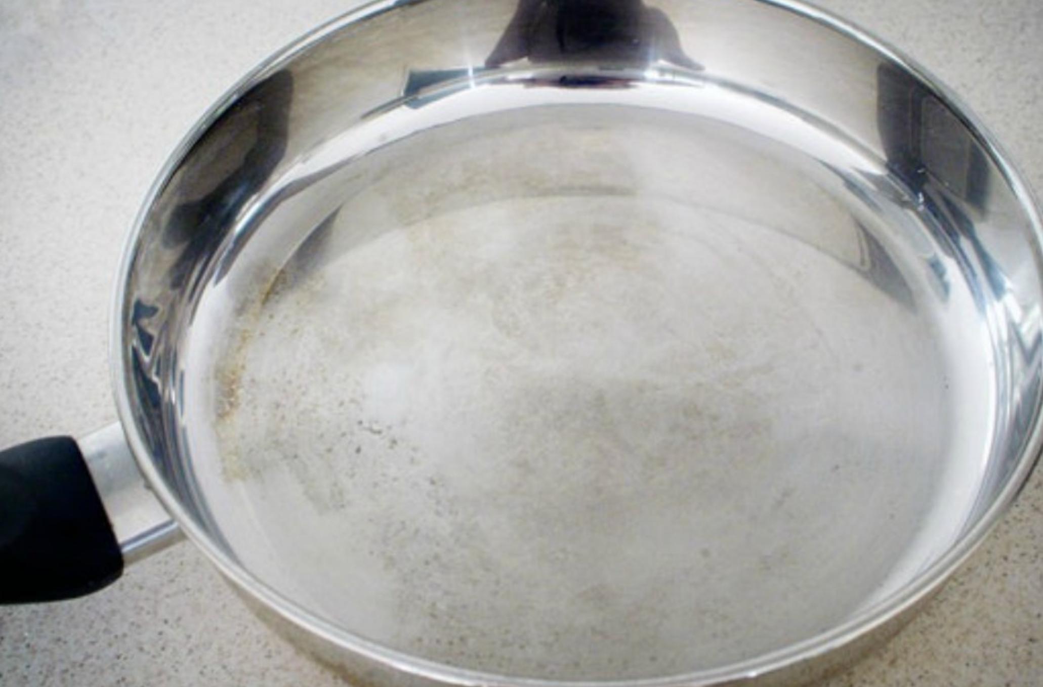 Πως να καθαρίσετε τα καμένα λίπη και λάδια απ’  τα τηγάνια και τις κατσαρόλες χωρίς χημικά