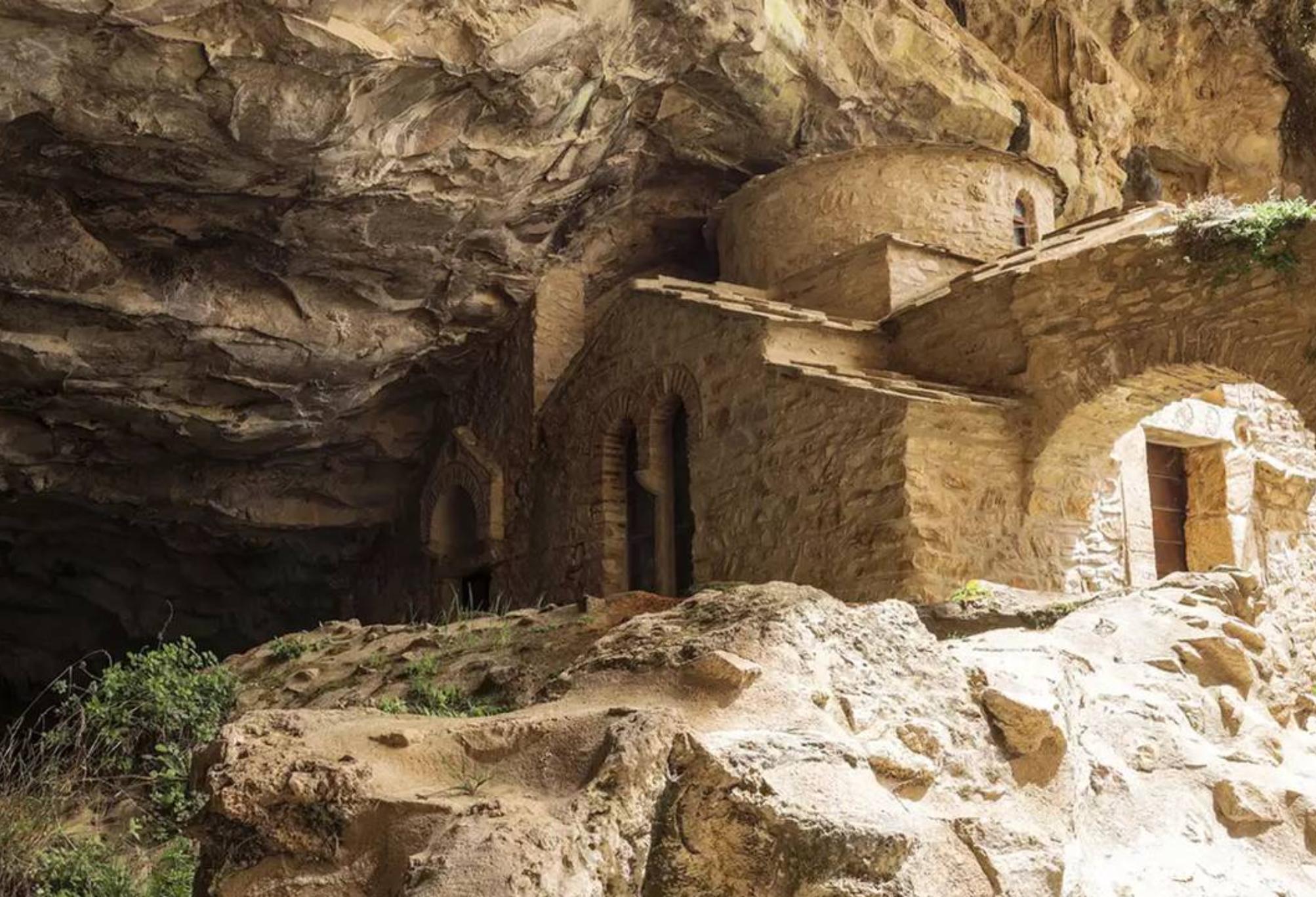 Σπήλαιο των Αμώμων ή η σπηλιά του Νταβέλη: Οι θρύλοι και η αληθινή ιστορία για τον λήσταρχο – Που σταματάει ο μύθος και που αρχίζει η πραγματικότητα