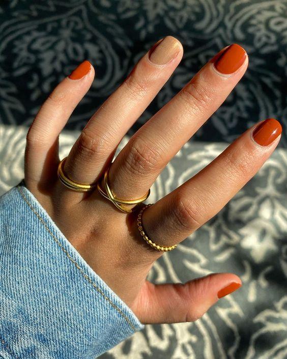 κοντά-πορτοκαλί-και-μπεζ-νύχια-ιδέες-