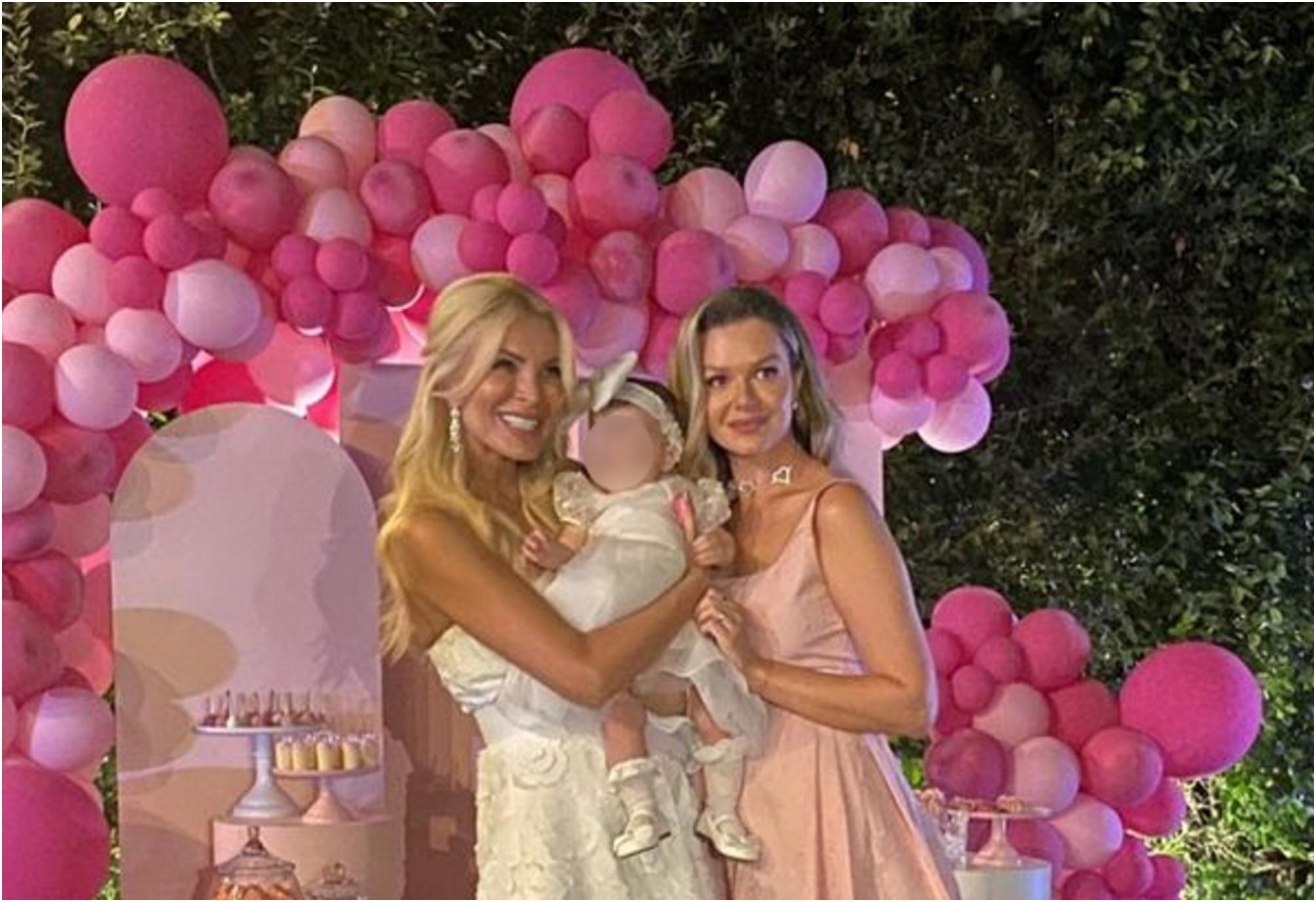 Η Κατερίνα Καινούργιου έγινε νονά – Η πιο Girly και χαριτωμένη μπομπονιέρα στη βάφτιση της κόρης της κολλητής της που έχετε δει