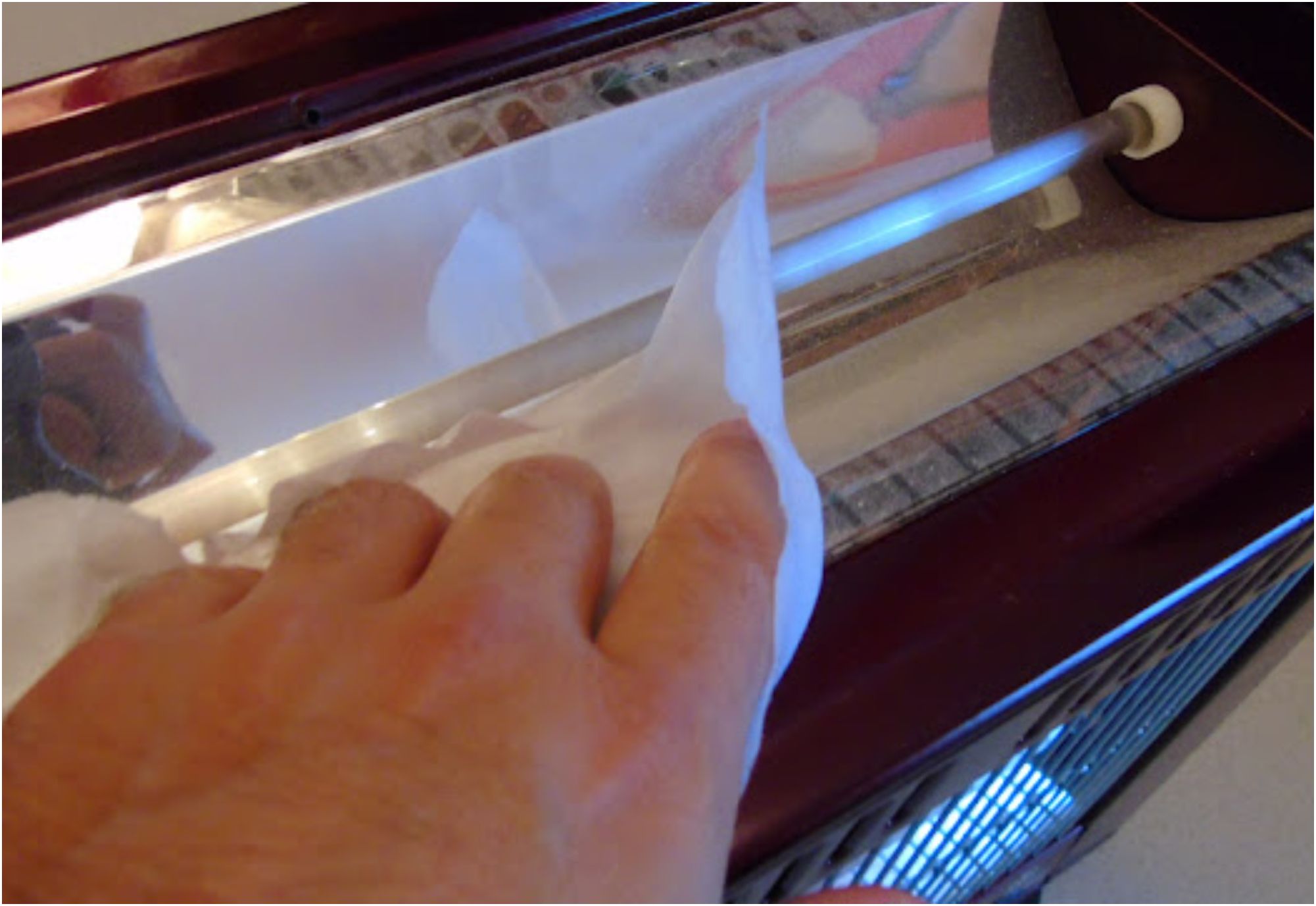 Σκόνη και ψόφια ζωύφια στην ηλεκτρική σόμπα αλογόνου ή χαλαζία: Δείτε πως να την κάνετε σαν καινούρια βήμα-βήμα