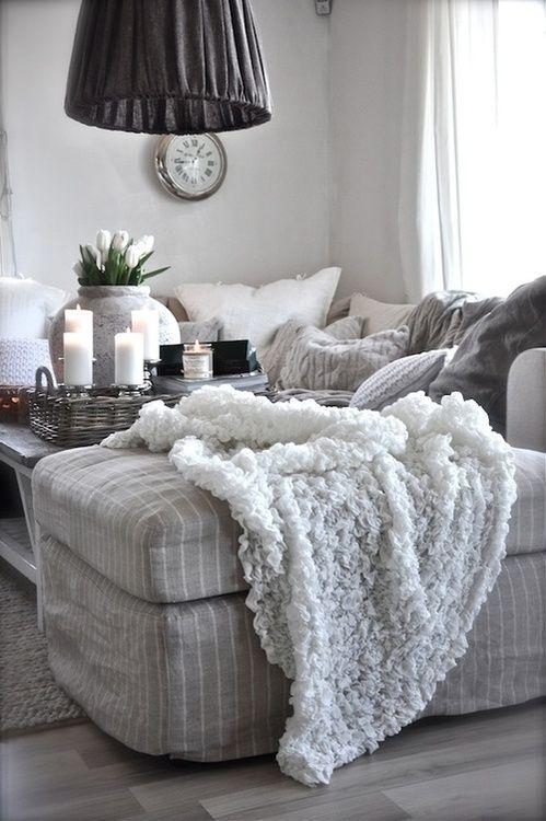 Ανδρέας Γεωργίου : Ο καναπές του είναι ότι πρέπει για τα χουχουλιάρικα βράδια σου