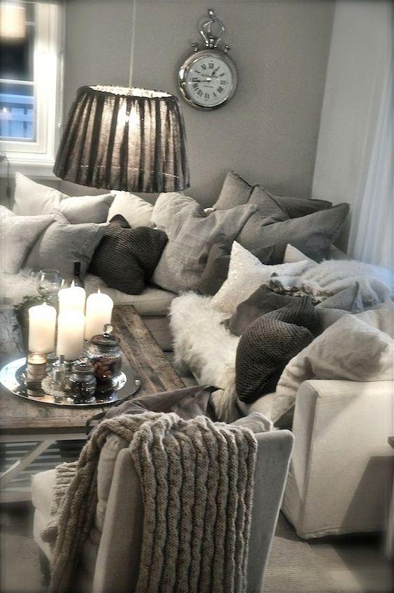 Ανδρέας Γεωργίου : Ο καναπές του είναι ότι πρέπει για τα χουχουλιάρικα βράδια σου