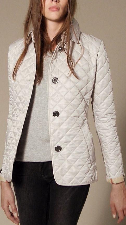 Δανάη Παππά : Το καπιτονέ μπουφάν της Θοδώρας του Σασμού είναι ότι πρέπει για τα φθινοπωρινά σου βράδια