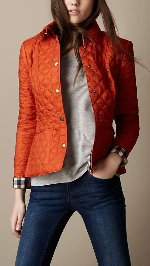 Δανάη Παππά : Το καπιτονέ μπουφάν της Θοδώρας του Σασμού είναι ότι πρέπει για τα φθινοπωρινά σου βράδια