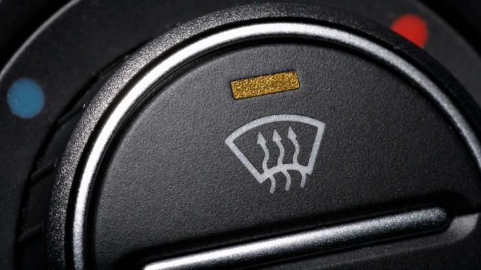 Πώς ξεθολώνουν τα τζάμια στο αυτοκίνητο