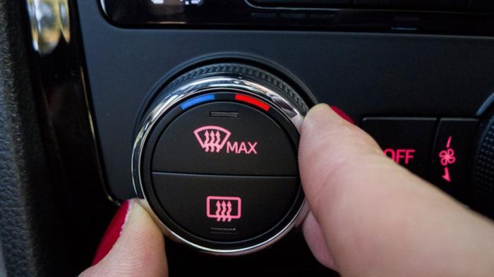 Πώς ξεθολώνουν τα τζάμια στο αυτοκίνητο