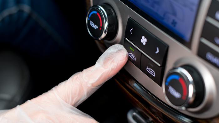 Πώς ξεθολώνουν τα τζάμια στο αυτοκίνητο