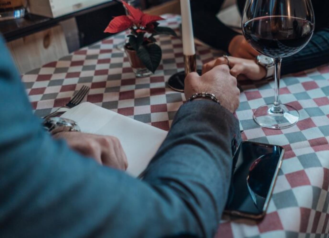 Το ακούσαμε και αυτό –   Άνδρας κατήγγειλε την κοπέλα που βγήκε ραντεβού: Αρνήθηκε να πληρώσει το ποσό που της αντιστοιχούσε