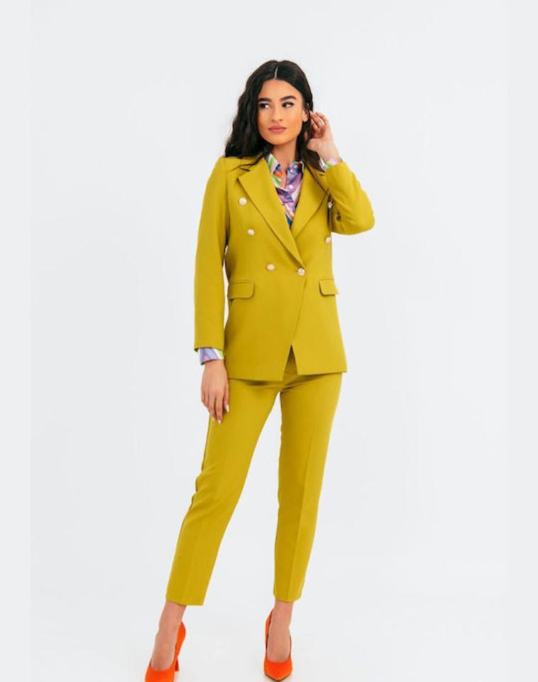 Η Αθηνά απο τη Γη της Ελιάς φοράει βεραμάν κουστούμι και ρίχνει το instagtam