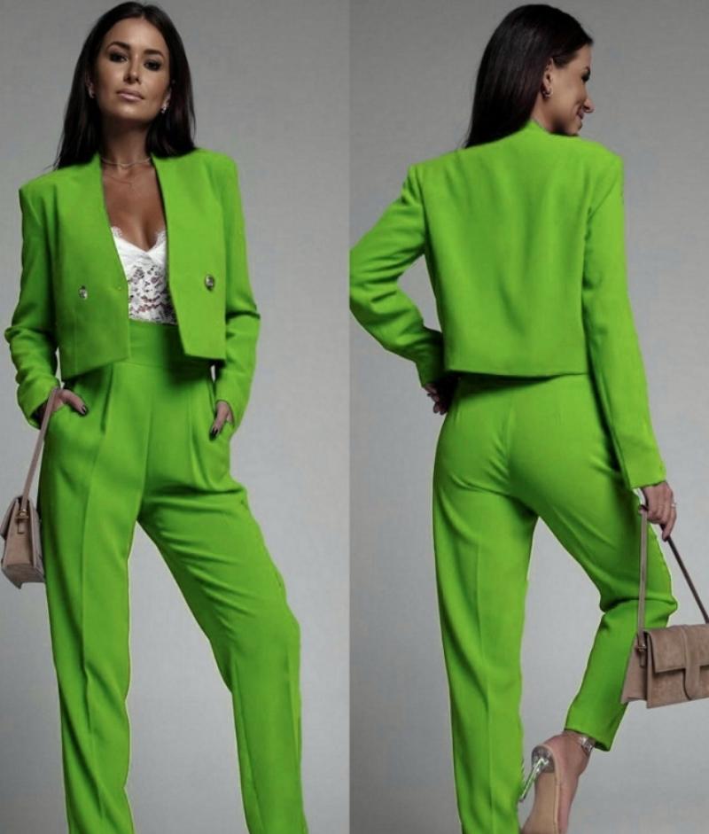 Η Αθηνά απο τη Γη της Ελιάς φοράει βεραμάν κουστούμι και ρίχνει το instagtam