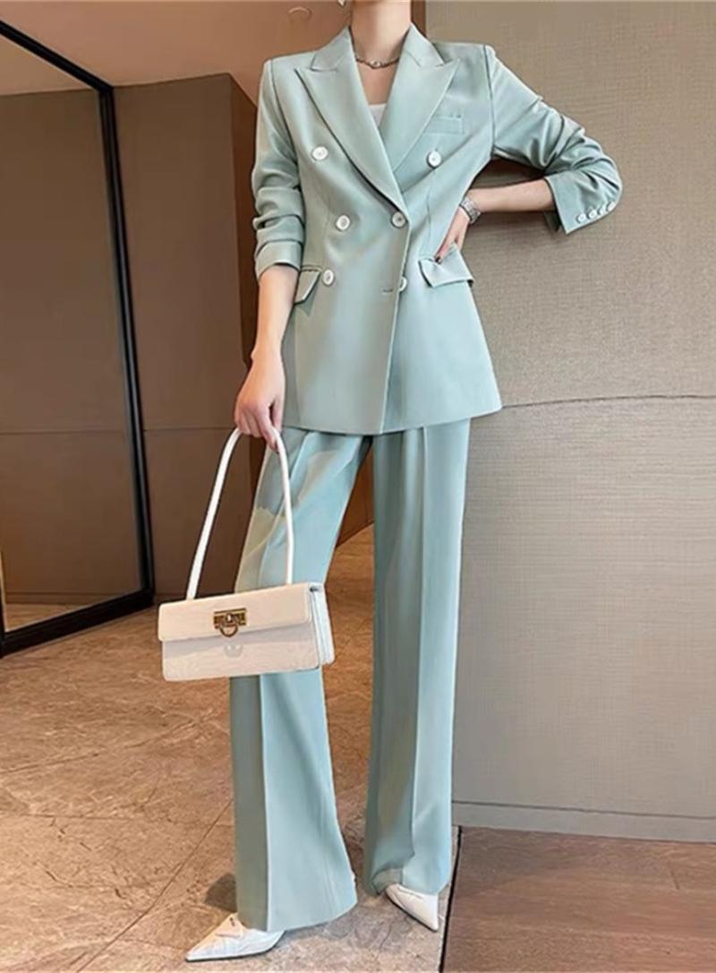 Η Αθηνά απο τη Γη της Ελιάς φοράει βεραμάν κουστούμι και ρίχνει το instagtam