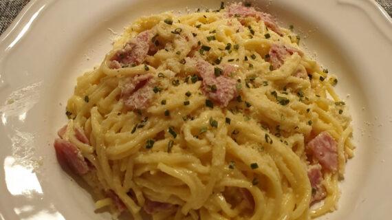 Spaghetti-αλά κρεμ-με ζαμπόν-και-παρμεζάνα-συνταγή-
