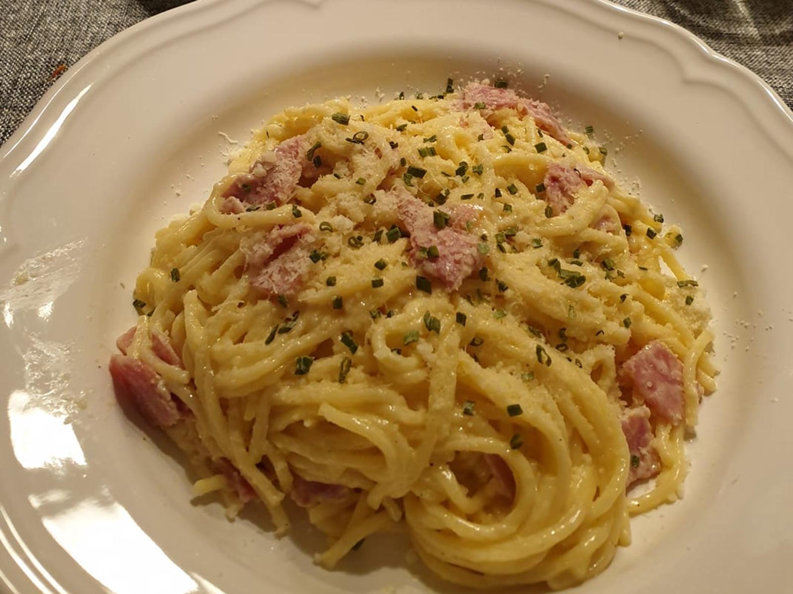 Spaghetti-αλά κρεμ-με ζαμπόν-και-παρμεζάνα-συνταγή-