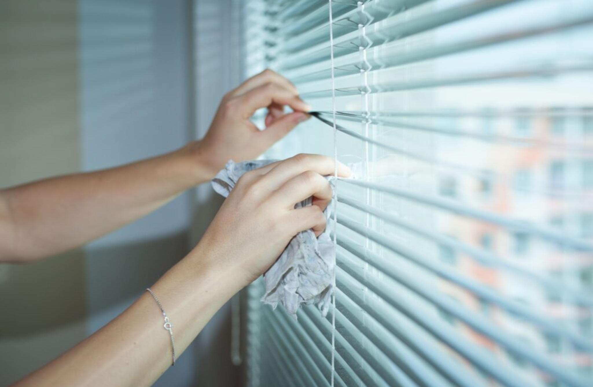 Κιτρινίλες σκόνη και νικοτίνη στα στόρια τις περσίδες τα ρομάν και τις κουρτίνες: Δείτε πως να τα καθαρίσετε με τον σωστό τρόπο χωρίς να τα καταστρέψετε