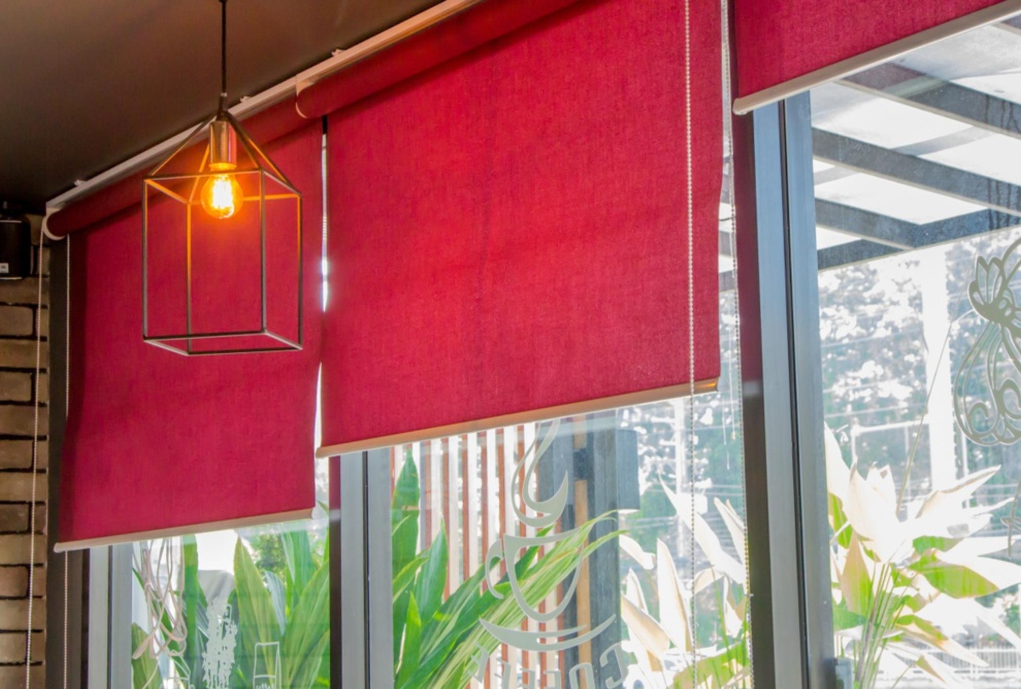 Κιτρινίλες σκόνη και νικοτίνη στα στόρια τις περσίδες τα ρομάν και τις κουρτίνες: Δείτε πως να τα καθαρίσετε με τον σωστό τρόπο χωρίς να τα καταστρέψετε